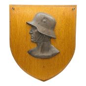 Wandplakette mit Soldatenrelief im Stahlhelm, Zinkguss auf Eichenholzschild, 1920er–1930er Jahre
