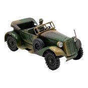 Militär-Jeep in Tarnfarben als Blechmodell mit Fahrerfigur und Uhrwerkantrieb