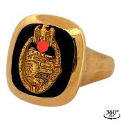 Herrenring aus Gelbgold mit Onyx und aufgelegtem Panzerkampfabzeichen in Miniatur