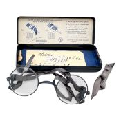 Wehrmacht-Maskenbrille im Etui mit Sanitätsmaterial, datiert 1941