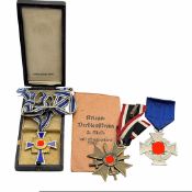 Mutterkreuz in Gold im Etui (A. Stubbe, Berlin), KVK mit Schwertern und Treudienst-Ehrenzeichen
