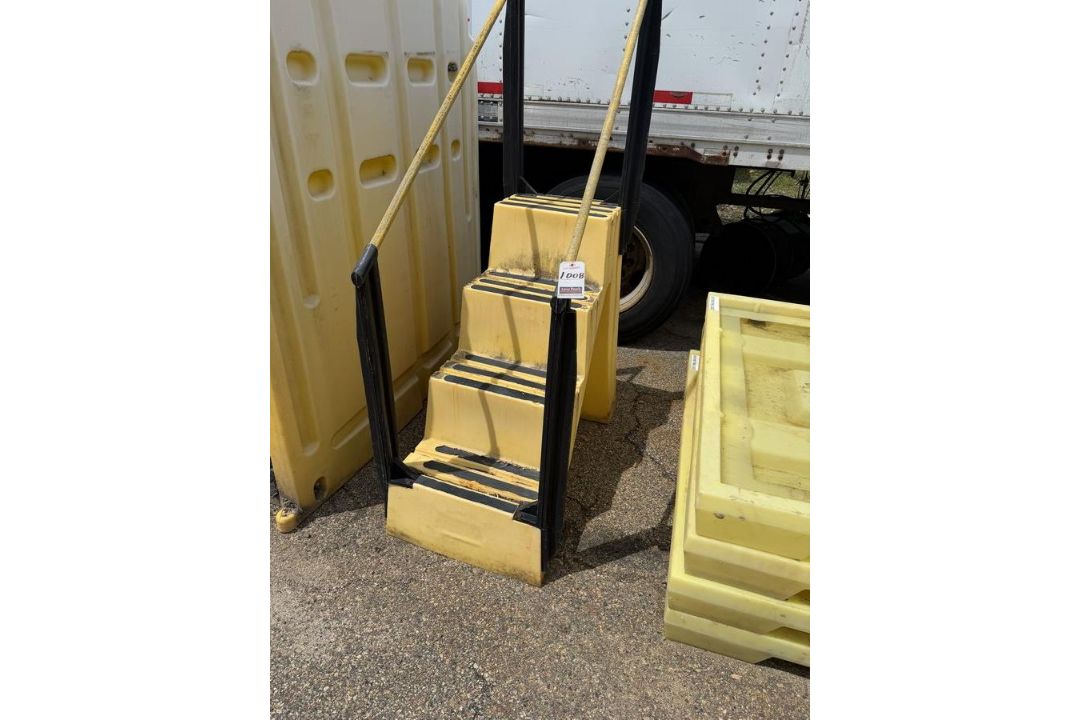 4-STEP POLY STAIRCASE