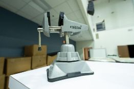 BESSEY Swiveling Vacuum Base Vise