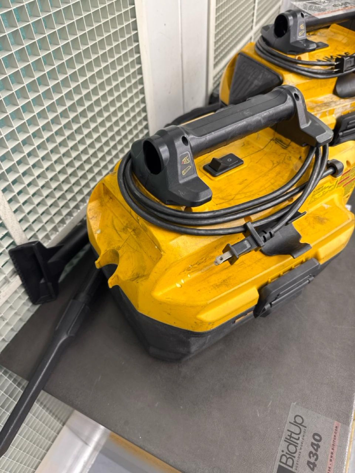 DeWALT vacuums - Image 4 of 4