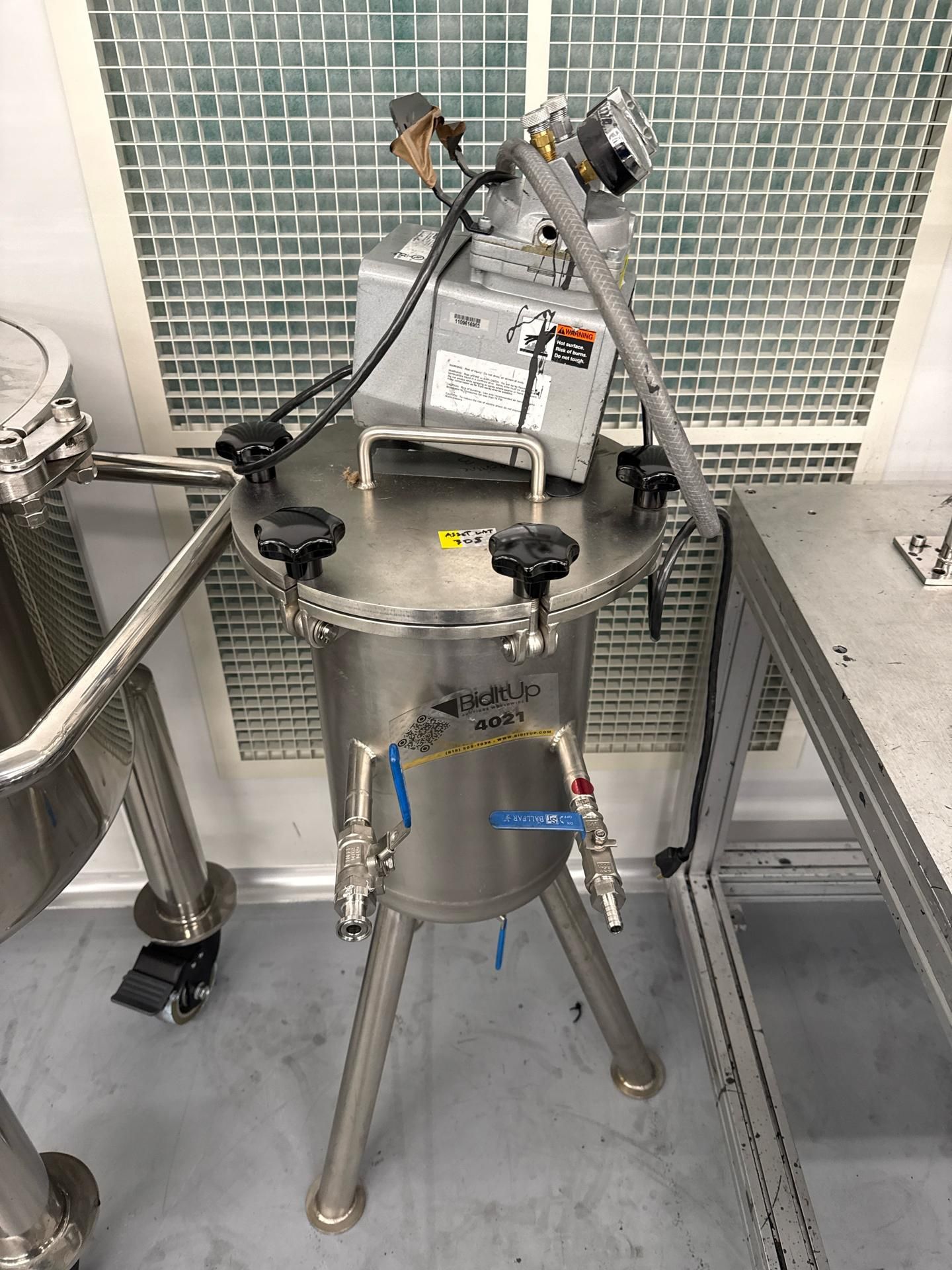 Stainless Steel Chamber W/ GAST Vacuum Pump Model: Doa-P704-AA