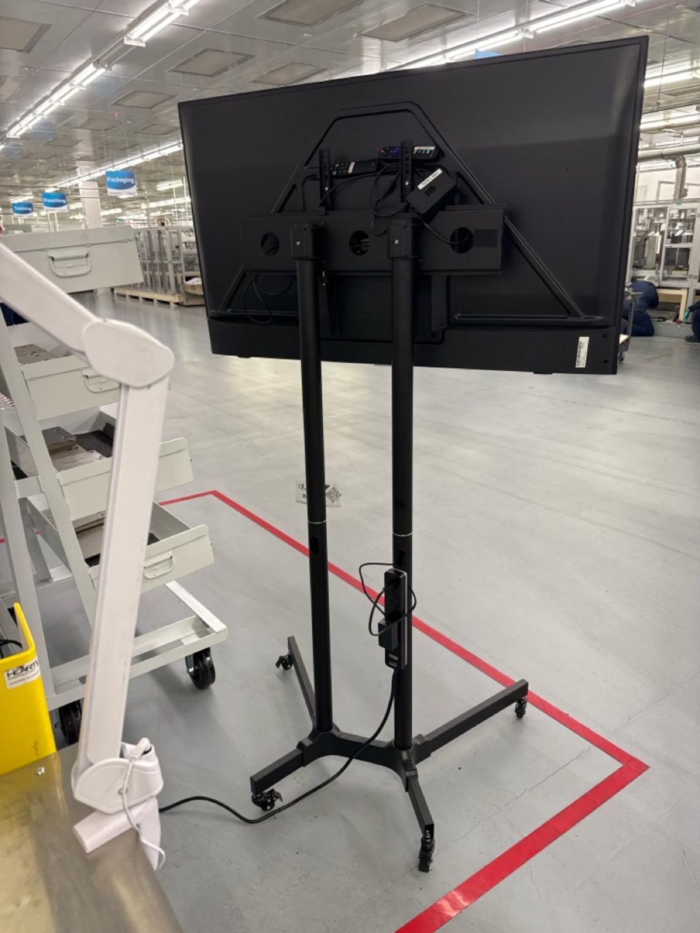 TCL TV with rolling stand - Image 4 of 4