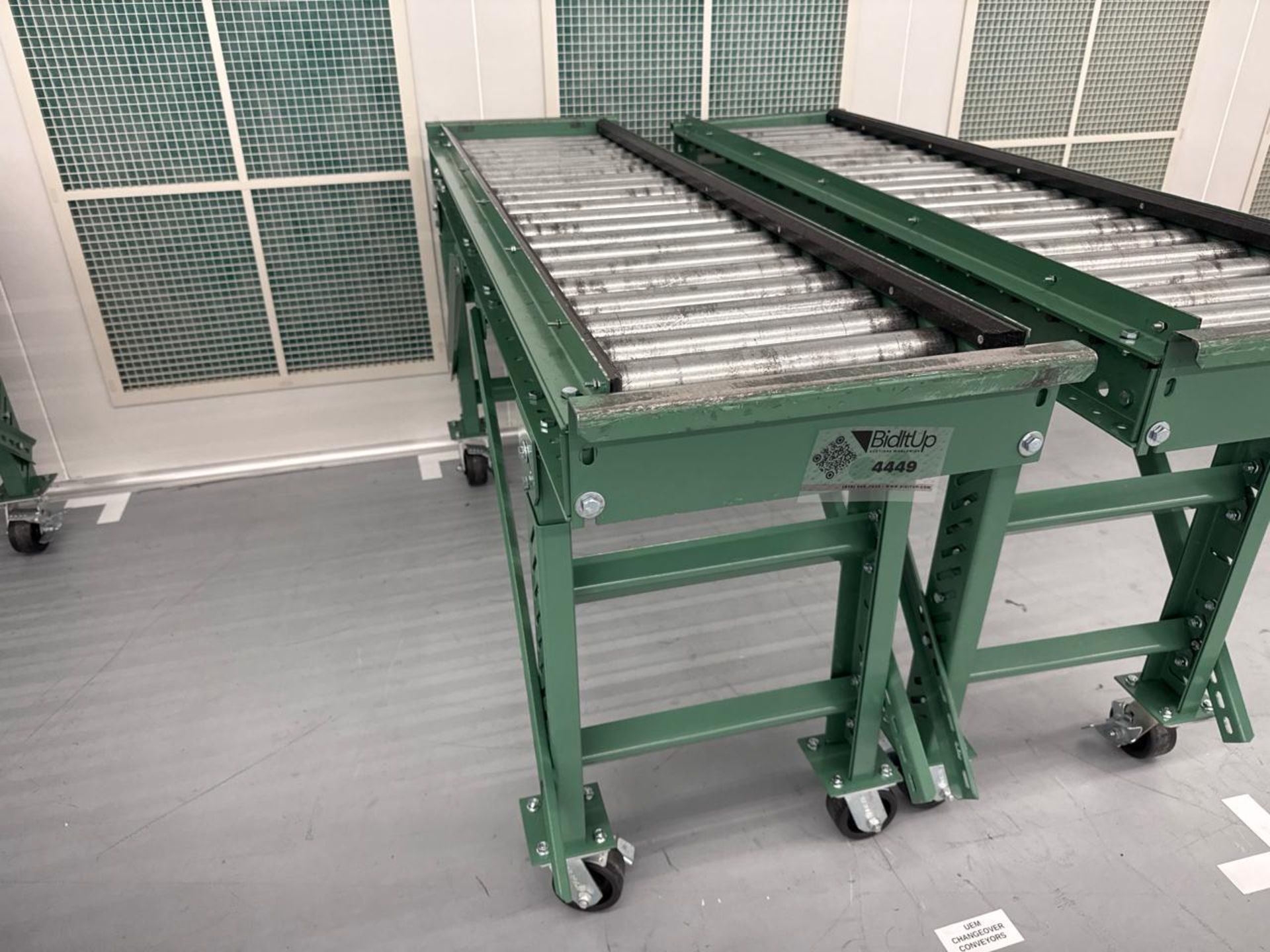 Roach 5.5' Roller Conveyor