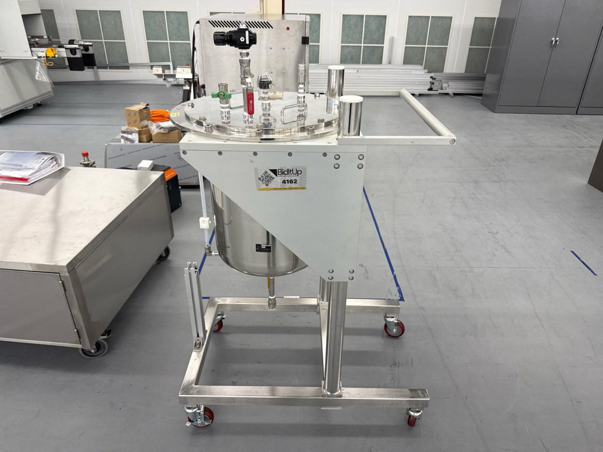 LG Unicontrols Co., LTD. TZB-60-0523 Mounted Pressure Pot, w/ Mobile Cart
