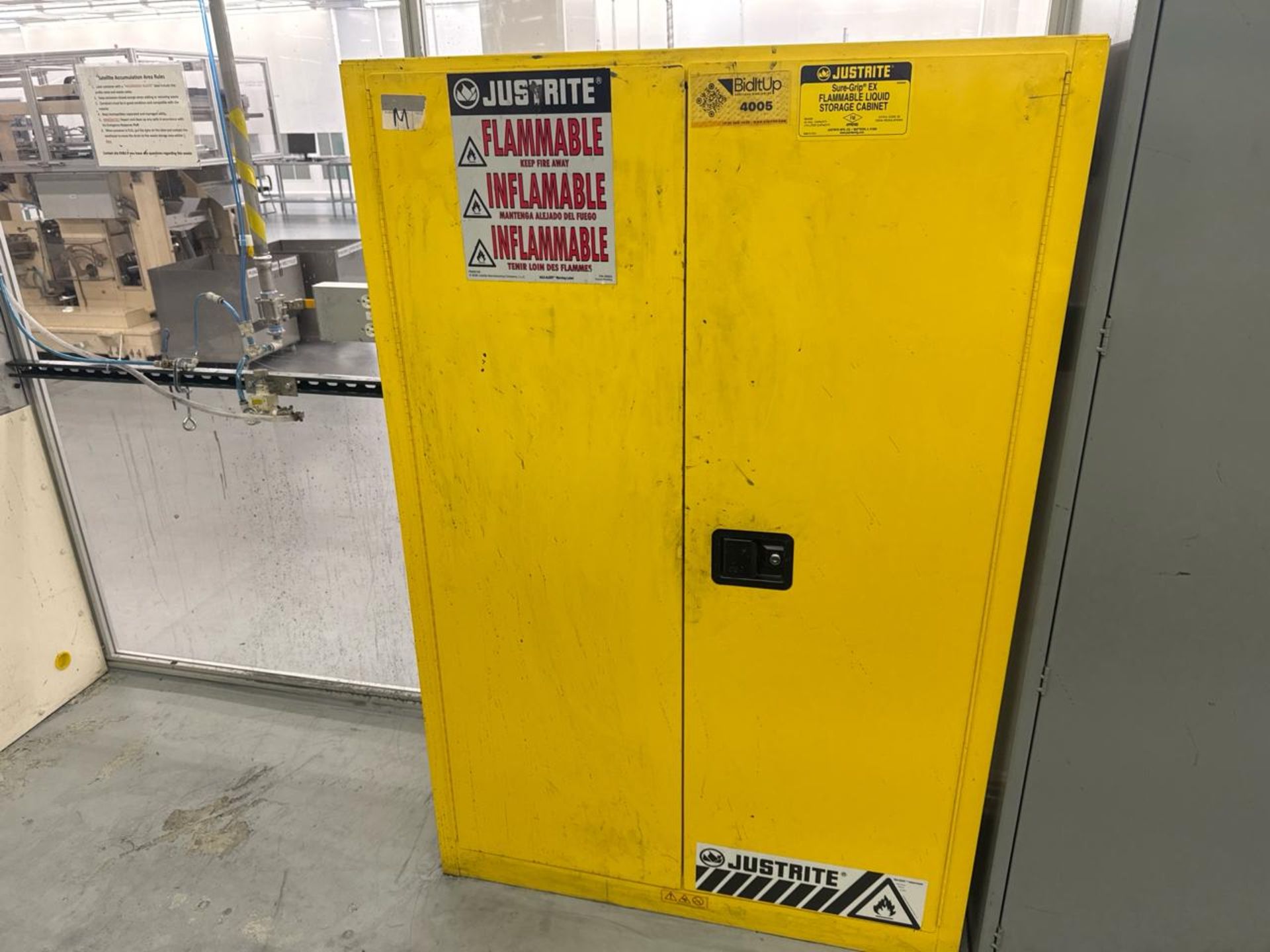 Flammable storage cabinet