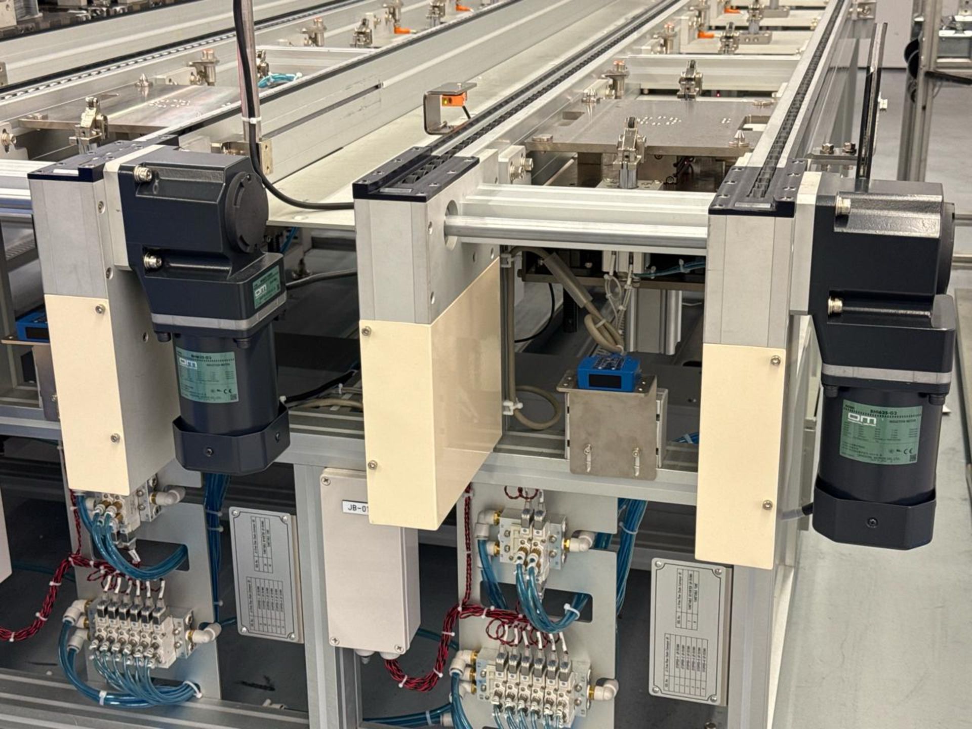 Chain-Driven Live Roller (CDLR) Conveyors For AVG - Image 8 of 13