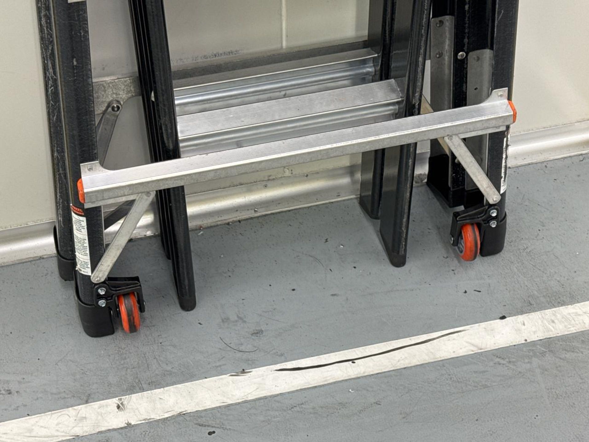 Fiberglass ladder - Image 3 of 5