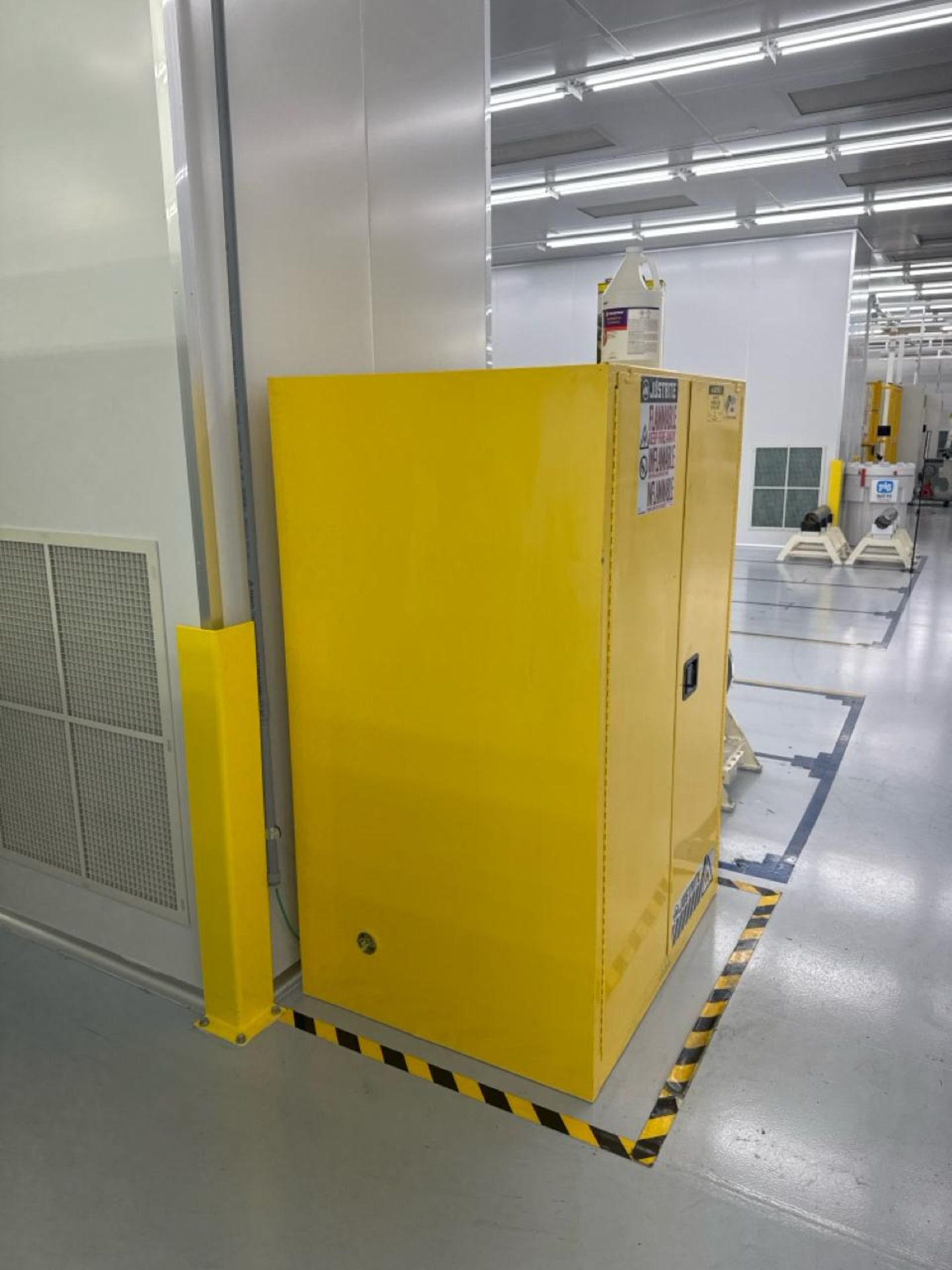 Flammable storage cabinet - Image 2 of 3