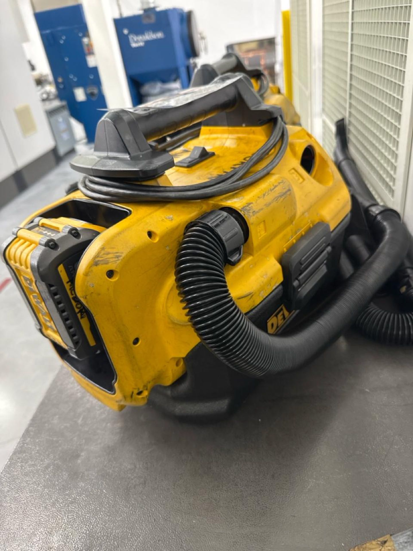 DeWALT vacuums - Image 3 of 4