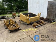 (LOT) CATERPILLAR D9 DOZER PARTS; FRONT CLIP ASSEMBLY, EXTRA YOKES, SPRING AND OTHER SUB-