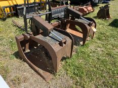 Hyraulic grapple skid steer mount