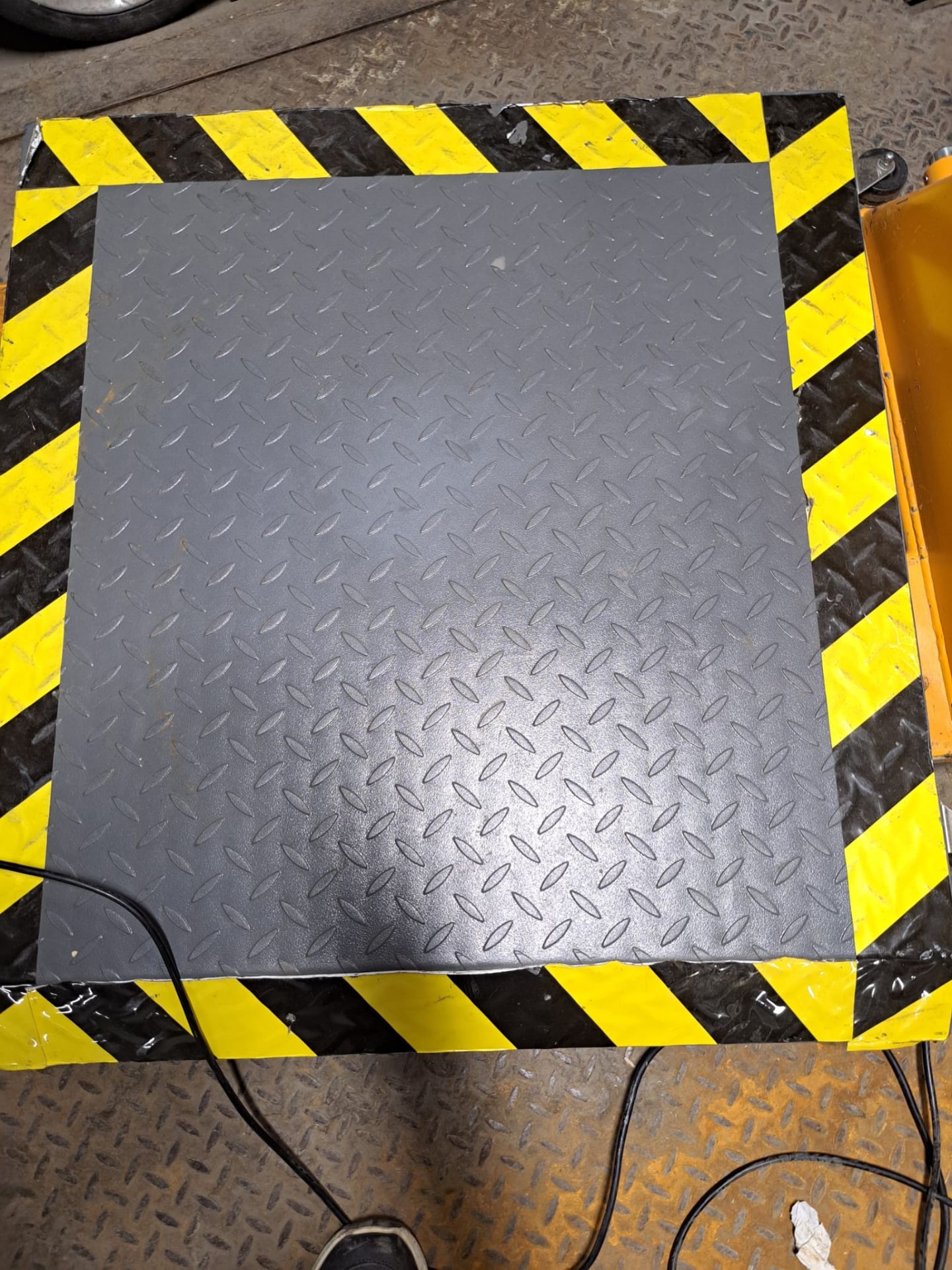 Industrial Floor Scale Mod. KWS-CY300 Diamond Plate Surface