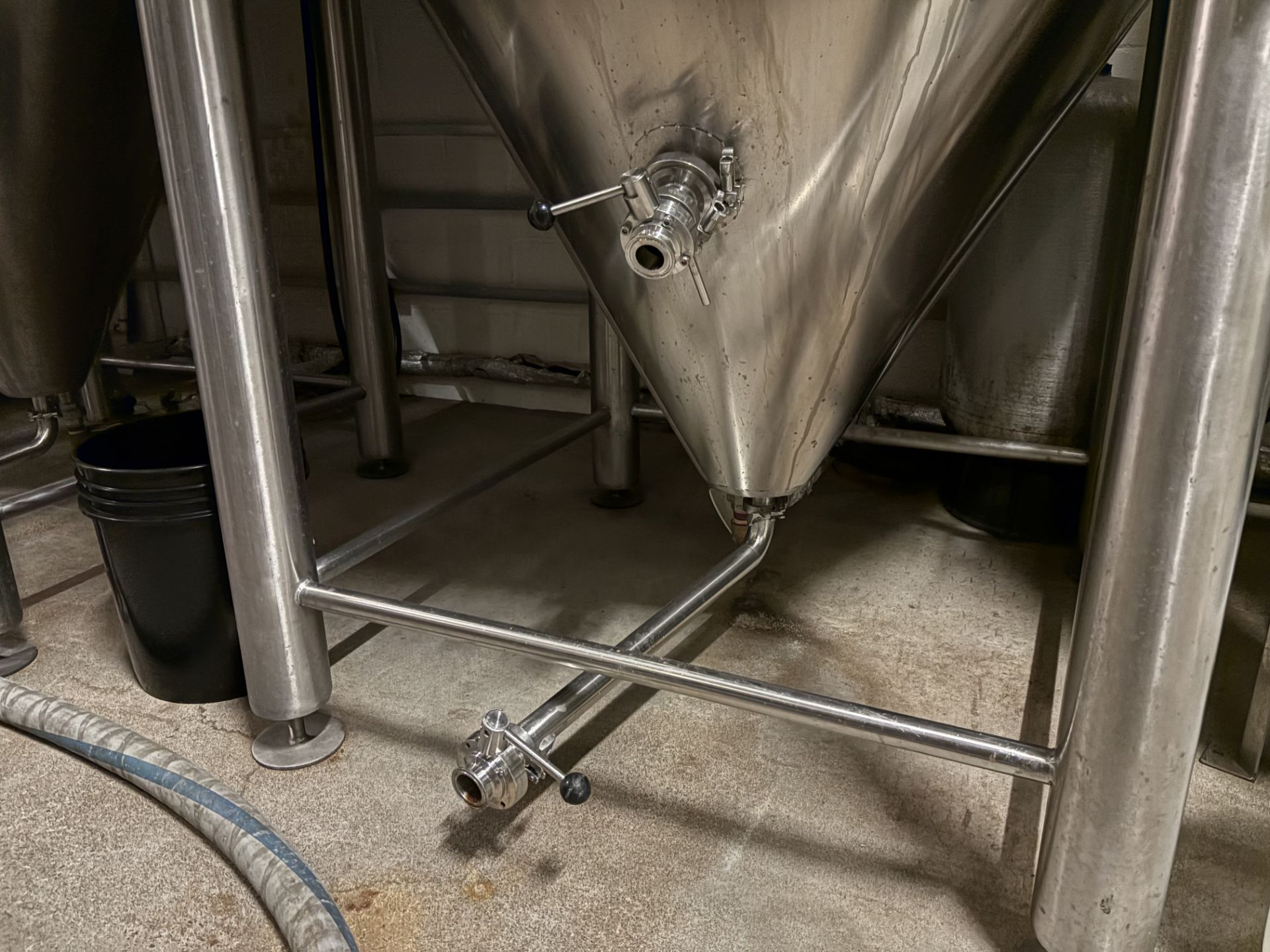 2,000 Litre HGMC Double Jacketed, Cone-Bottom Ferm. Tank, SS 304 (2016) - Image 4 of 6