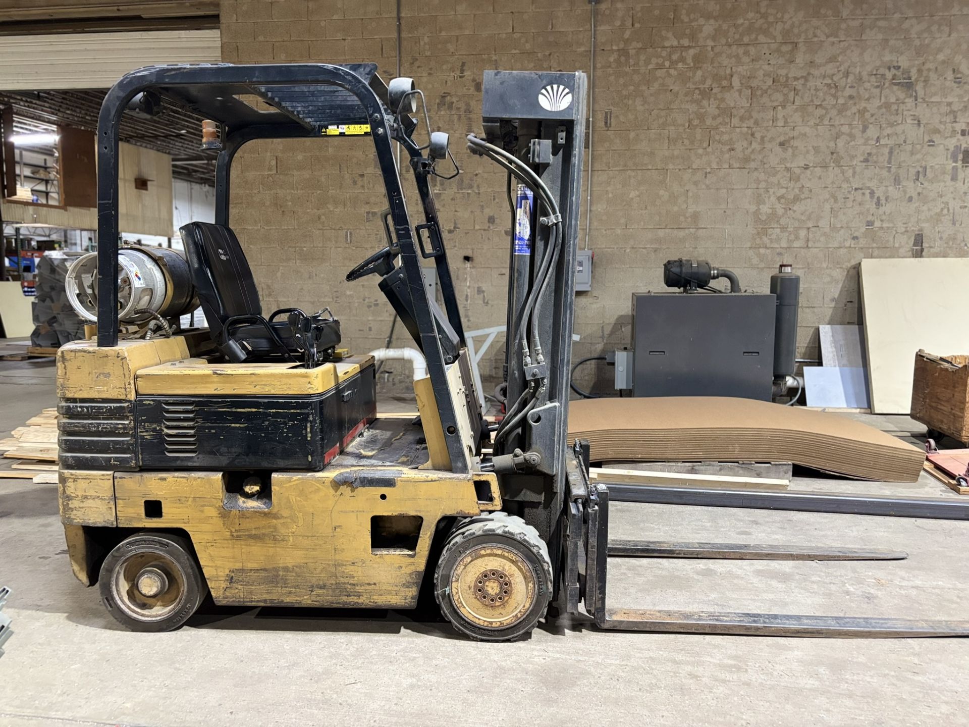 DAEWOO Forklift Model GC255-2 Propane Powered, Solid Tire, 4700 lb. Capacity, 189" Vertical Lift,
