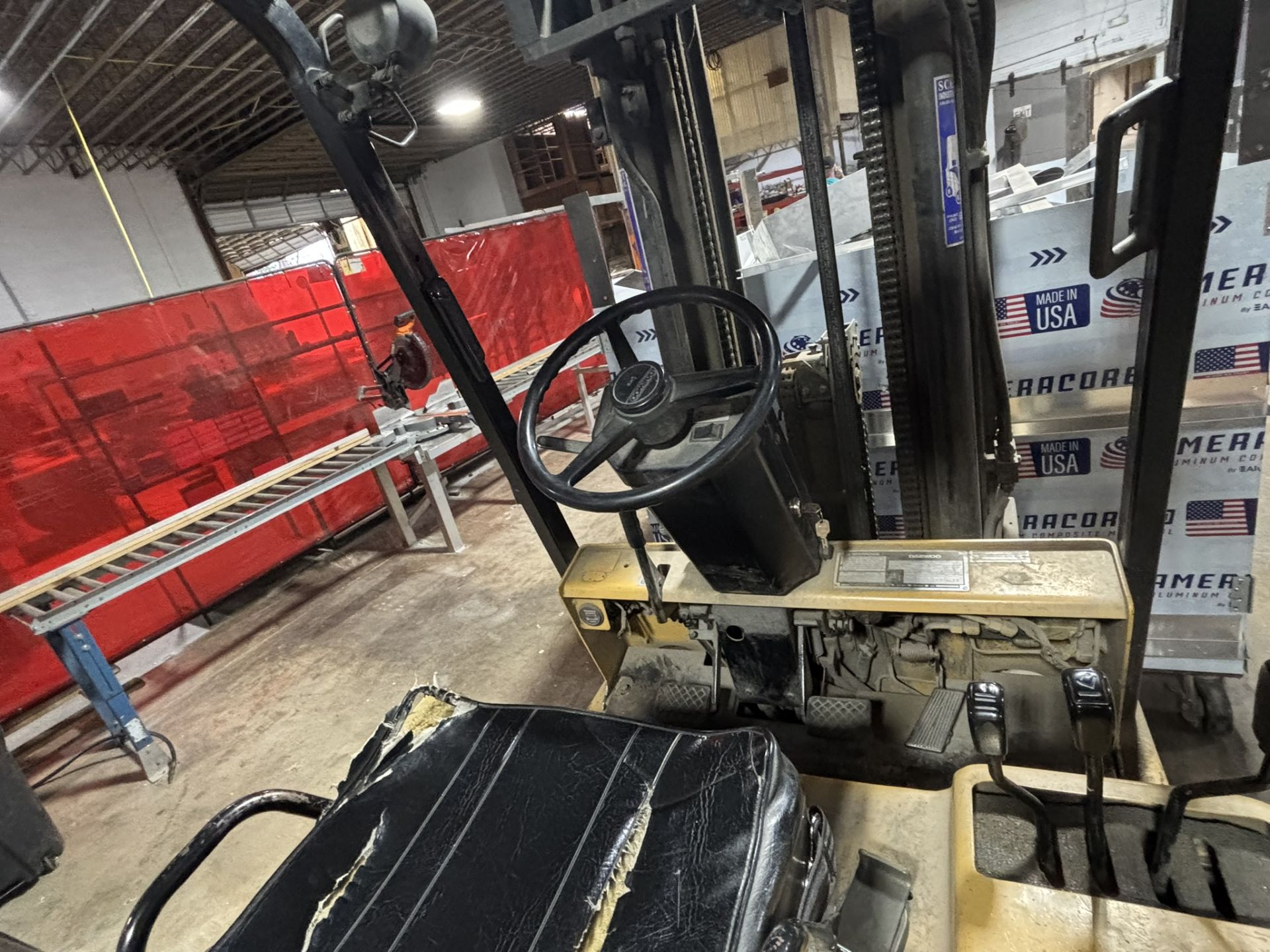 DAEWOO Forklift Model GC255-2 Propane Powered, Solid Tire, 4700 lb. Capacity, 189" Vertical Lift, - Image 3 of 4