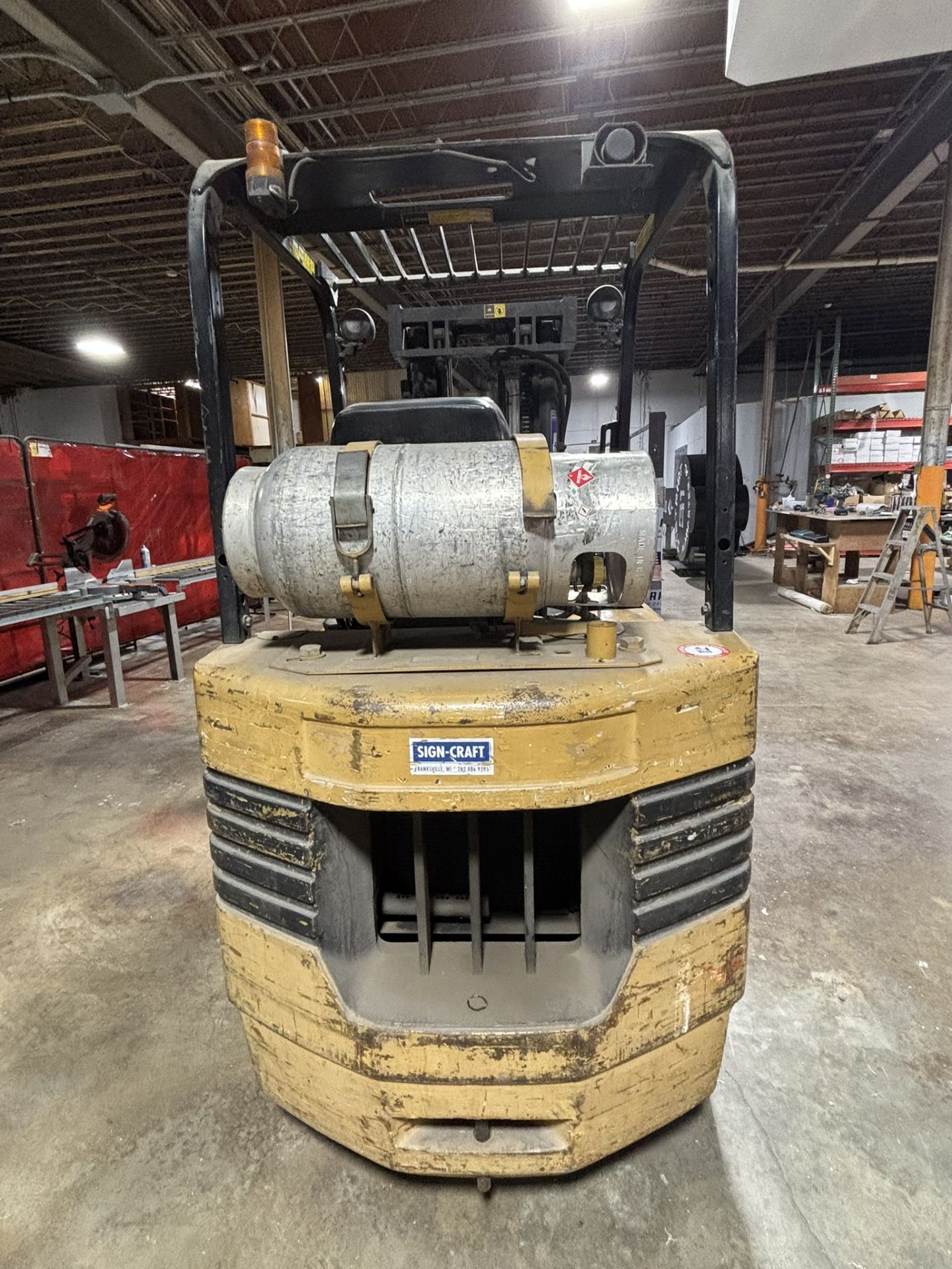 DAEWOO Forklift Model GC255-2 Propane Powered, Solid Tire, 4700 lb. Capacity, 189" Vertical Lift, - Image 2 of 4