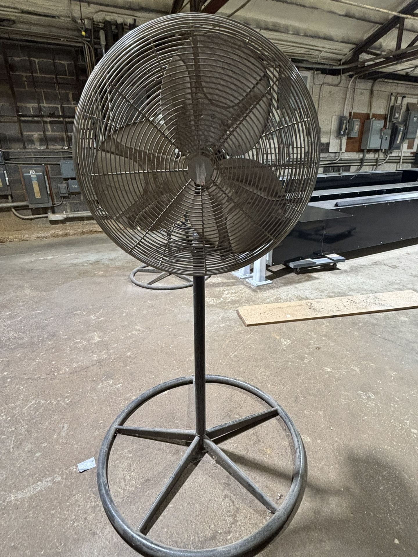 24" Pedestal Shop Fan
