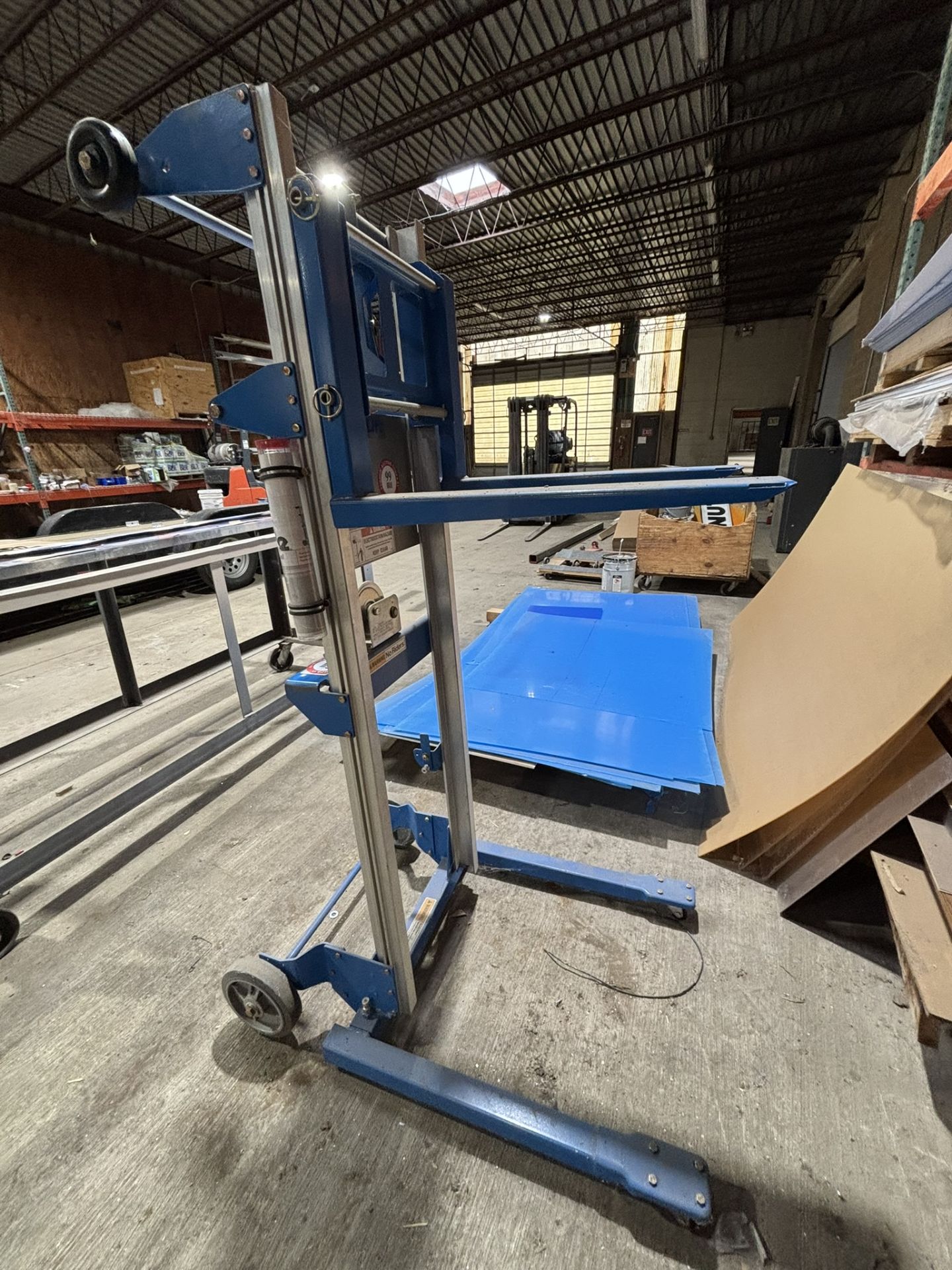 Genie Lift Manual Hand winch Lift Truck - Image 2 of 2
