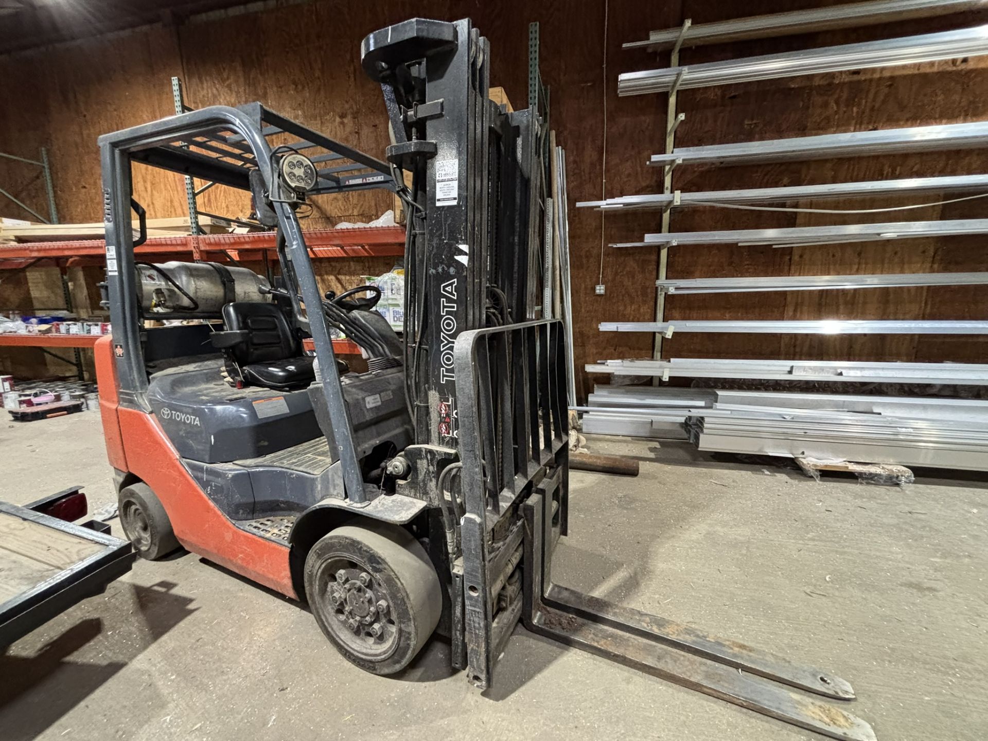 Toyota Propane Powered Forklift Model 8FGCU25, Solid Tires, 5000 lb. Capacity, 189" Vertical Lift, - Image 2 of 4