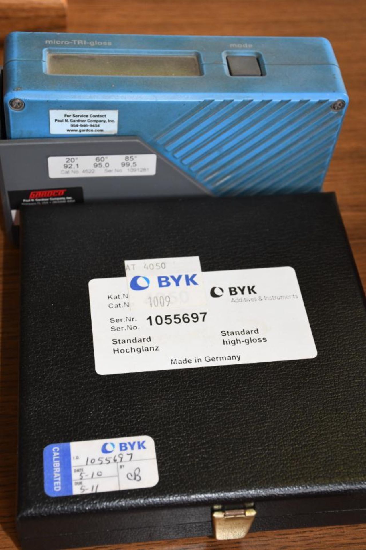 BYK MICRO-TRI-GLOSS DIGITAL GLOSS METER WITH STANDARD #1055697 TILE IN CASE