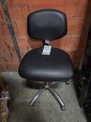 SWIVEL OFFICE CHAIR.