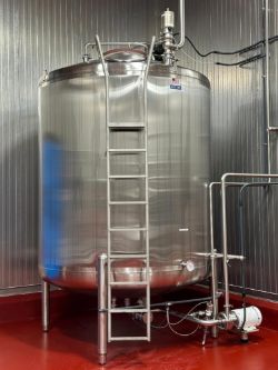 Mueller 3,000 Gallon Dome-Top, Cone-Bottom S/S Tank, S/N: 18210309202-02 with Entry Way and Center