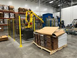 Robot Palletizing System with Fanuc M-410iB 140H Robot, Safety Cage and Pallet Magazine Feed System