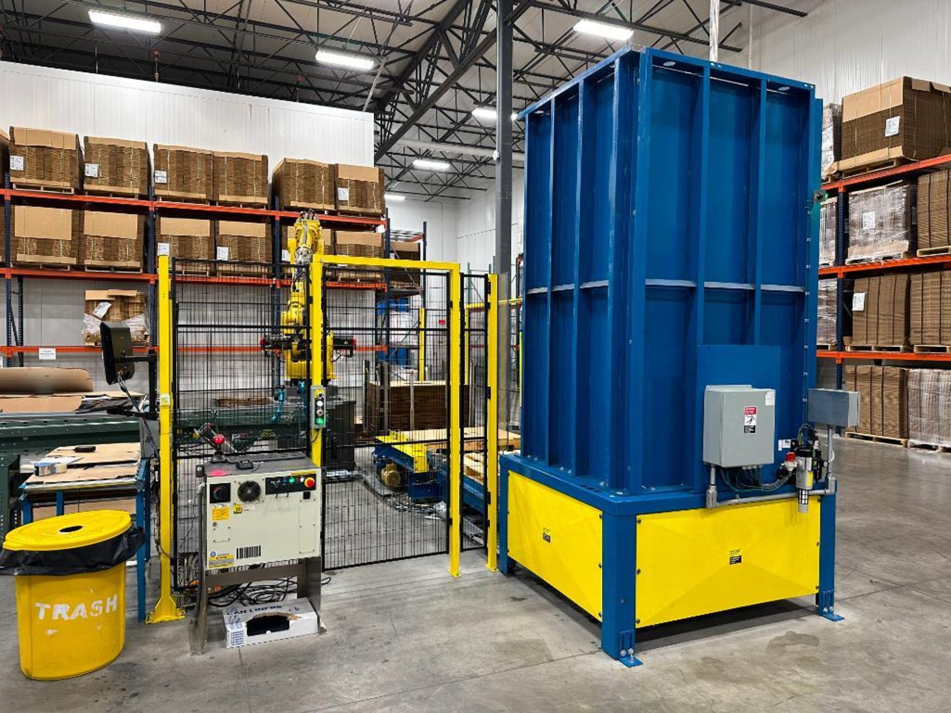 Robot Palletizing System with Fanuc M-410iB 140H Robot, Safety Cage and ...