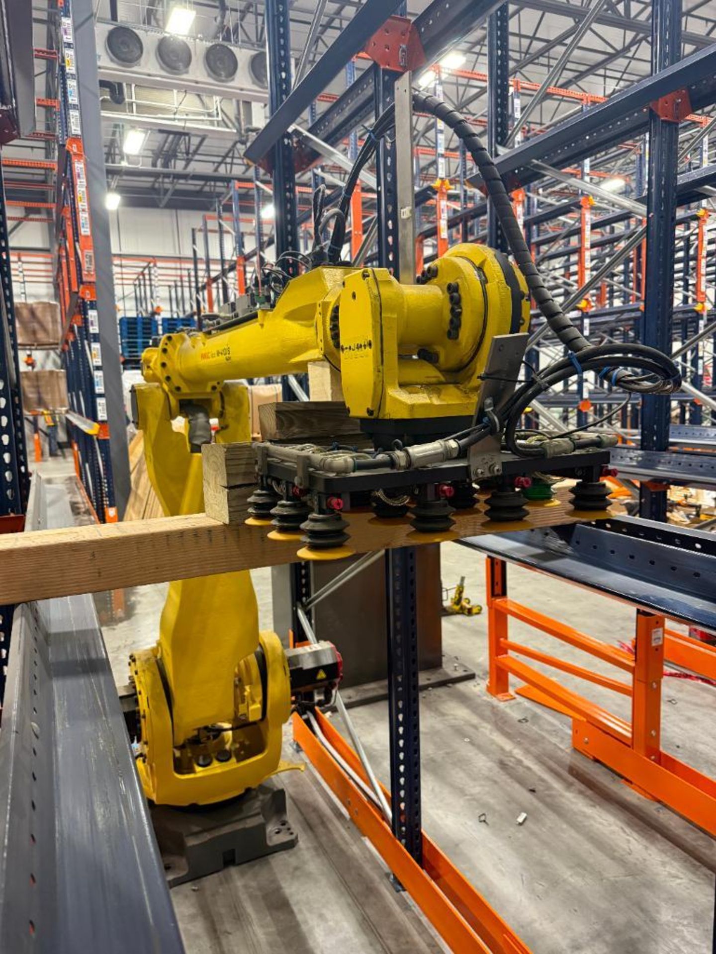 Robot Palletizing System with Fanuc M-410iB 140H Robot, Safety Cage and ...