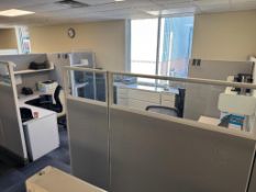 Lot of (1) XL cubicle, (4) desks, (4) chairs, (8) monitors, (1) horizontal filing cabinet (Lot exclu