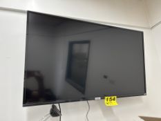 TCL FLAT SCREEN TV WITH WALL MOUNT AND REMOTE