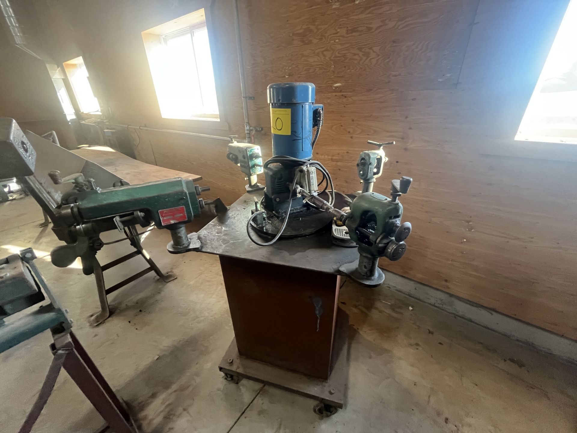 PORTABLE METAL TABLE W/ TENNSMITH R-22 EDGER, BROWN BOGGS NO 44 BEADER ...