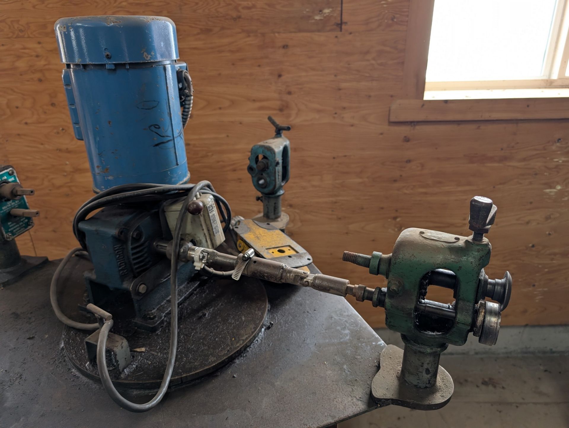 PORTABLE METAL TABLE W/ TENNSMITH R-22 EDGER, BROWN BOGGS NO 44 BEADER ...