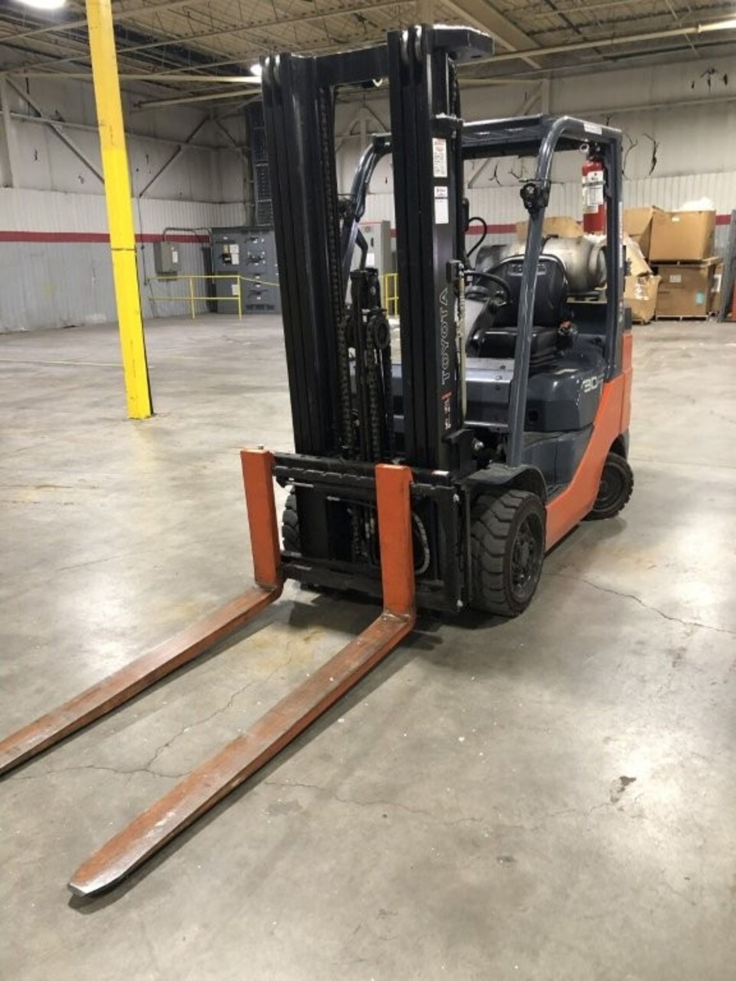 2024 TOYOTA 50-8FGCU30 LPG Forklift, 5,120 lbs. capacity, FSV mast, side shift, 187" max. height, - Image 2 of 4