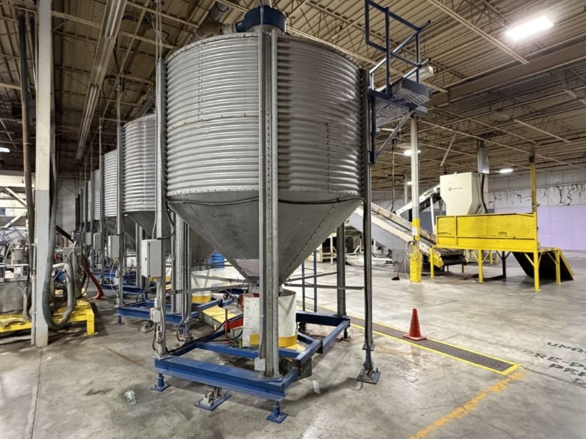 BROCK/FLYING DUTCHMAN 8 UNIT INDOOR BULK MATERIAL STORAGE AND HANDLING SYSTEM - Image 7 of 9