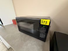 LOT OF (2) MICROWAVES AND HAMILTON BEACH TOASTER OVEN (CONTACT RIGGER FOR PRICING)