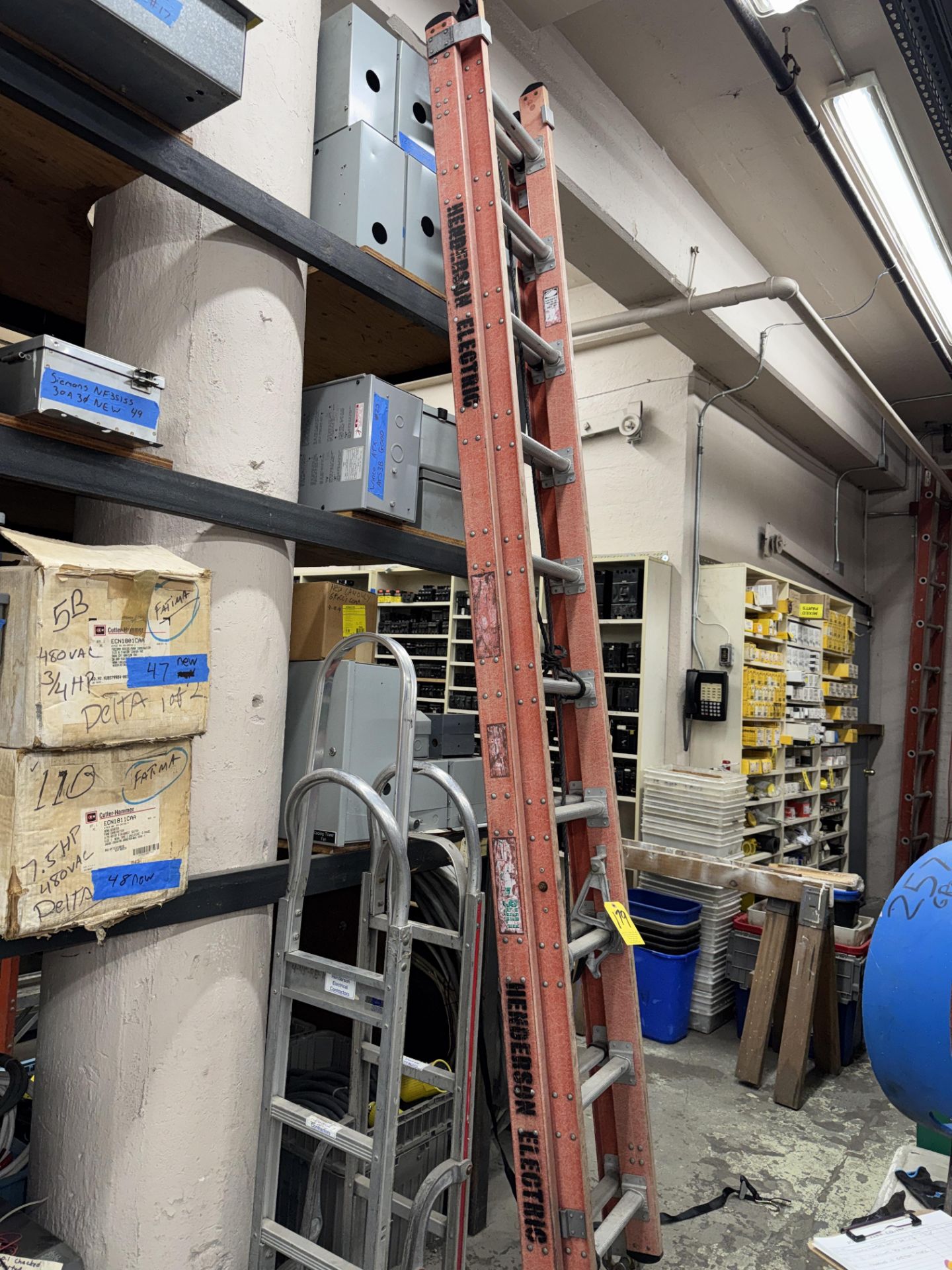 Fiberglass 18' Extension Ladder - Image 2 of 2