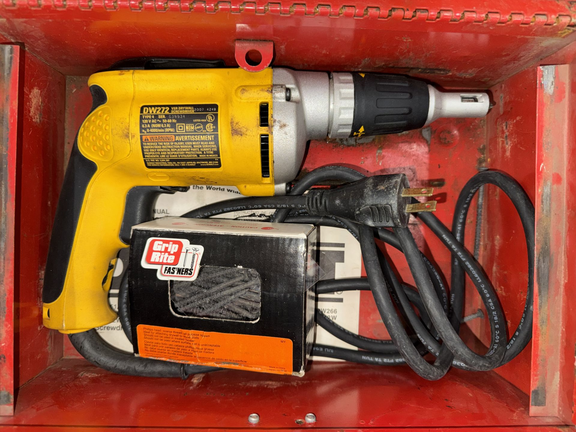Dewalt DW 272 Drywall Screw Driver w/ Screws
