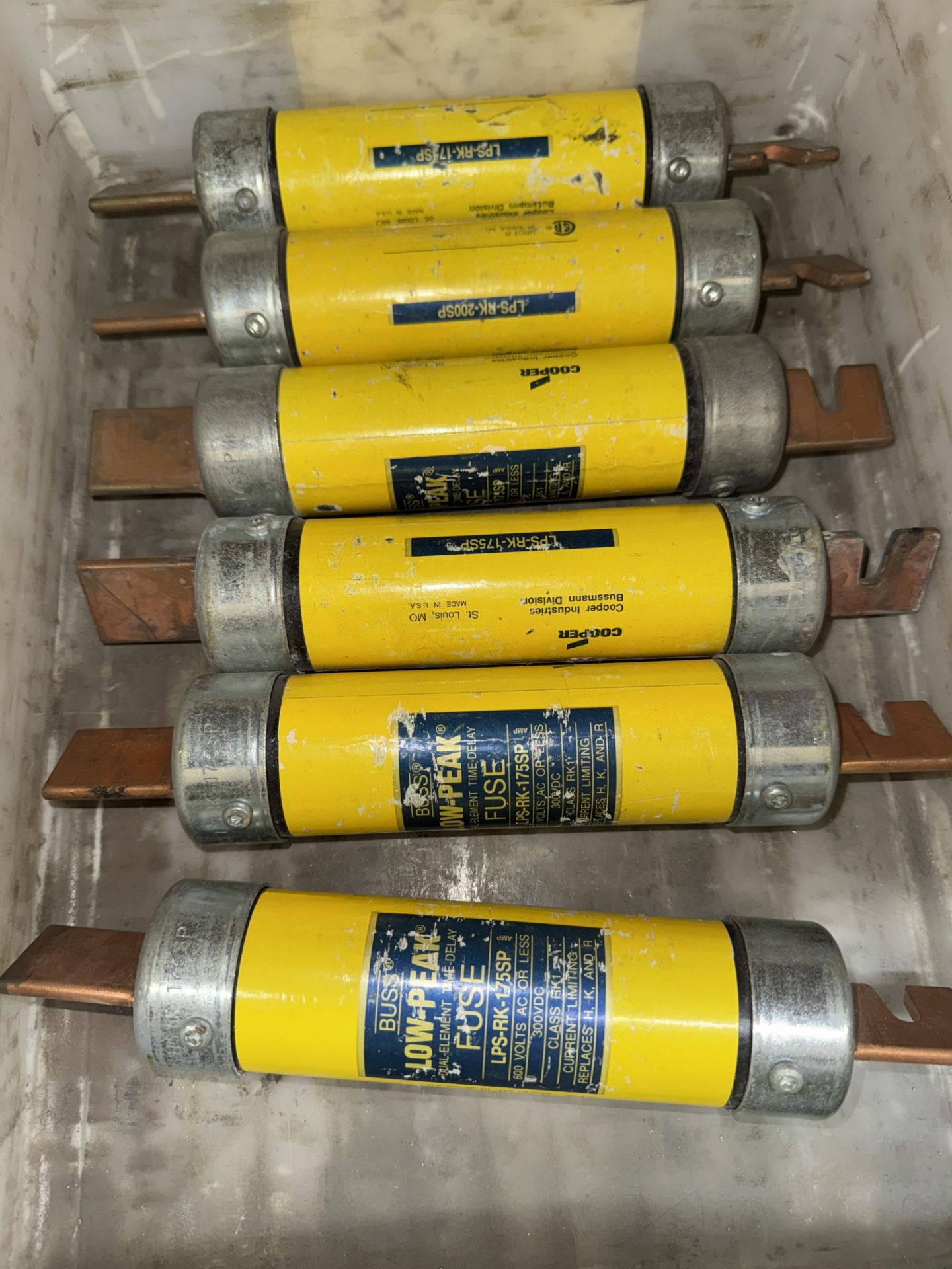 LOT (6) 175 Amp, 600 Volt Fuses in Bin