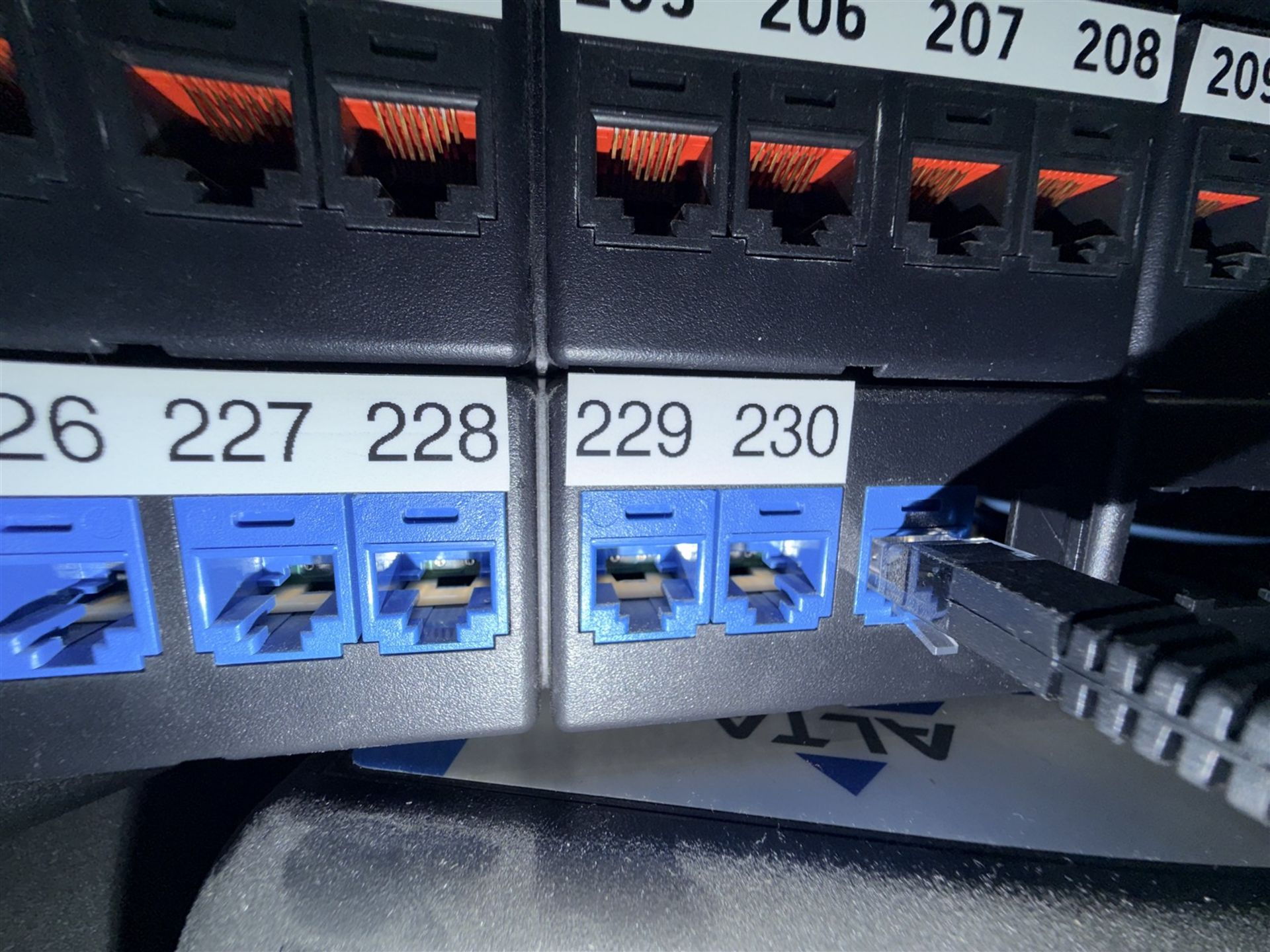 PANDUIT DATA-PATCH 230-PORT PATCH PANEL COMPONENT RACK - Image 3 of 9