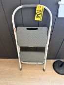 24" STEP LADDER