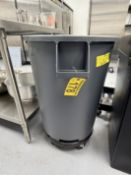 BRONCO 32-GAL. WASTE BIN W/ DOLLY