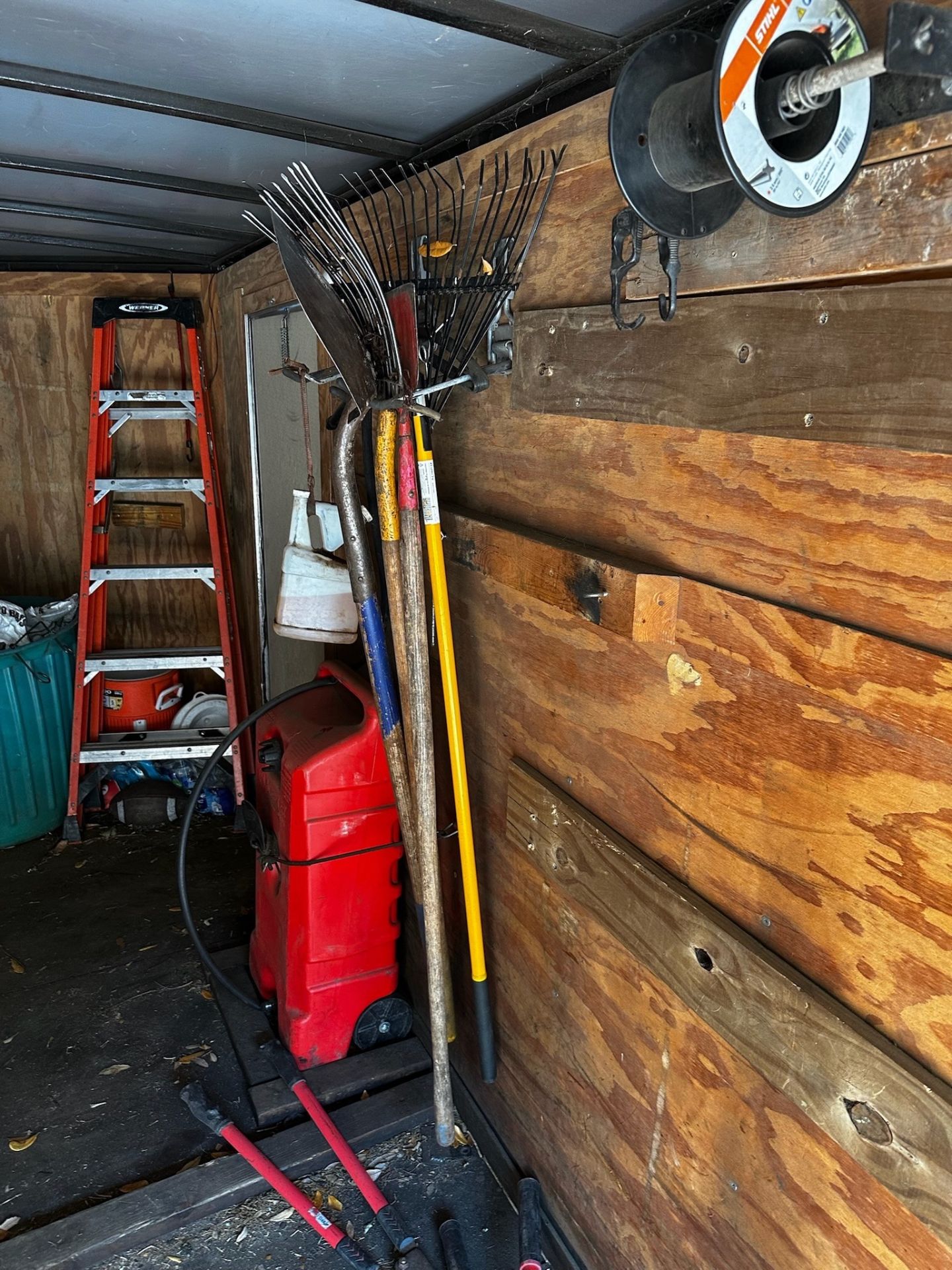 Contents of Trailer - Image 9 of 10
