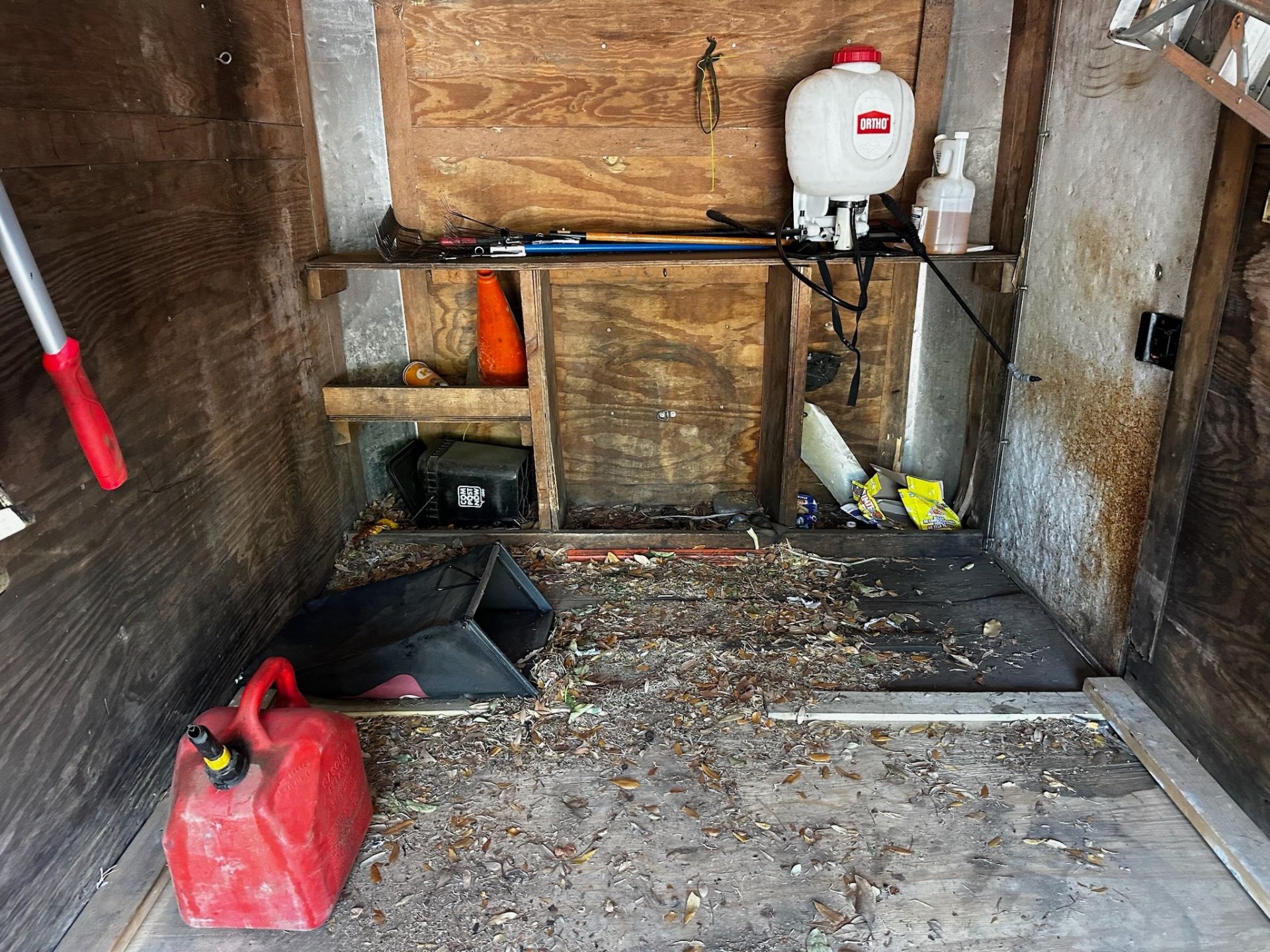 Contents of Trailer - Image 5 of 8