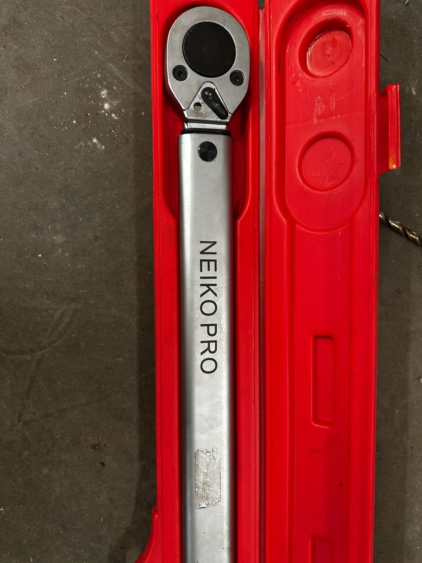 Neiko Pro Torque Wrench, 48" up to 700 ft-lbs - Image 2 of 4
