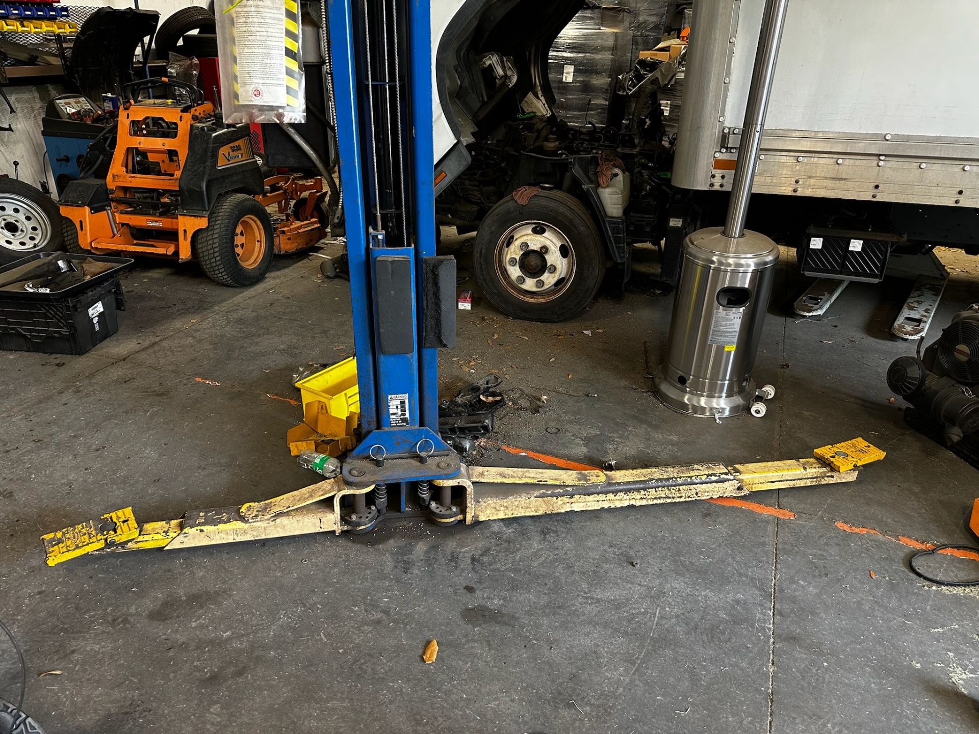 Rotary Vehicle Lift, 9000 lb Capacity - Image 7 of 14